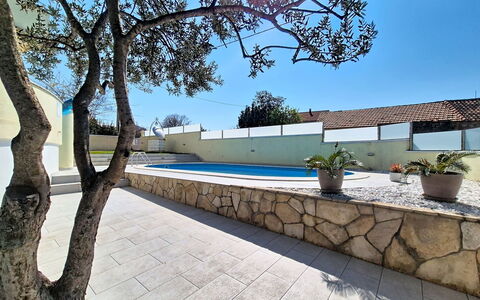 Ivanka: Piscine, Appartement, Recours, Balcon, Condominium, Ombre, Eco Hôtel, Hôtel, Ville Resort