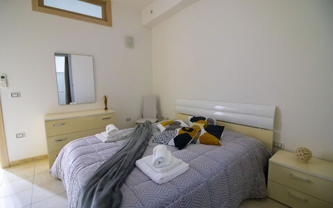 Villa i Gabbiani Otranto: Lit, Chambre, Drap De Lit, Literie, Design Intérieur, Meubles, Bois, Sol, Sol, Pièce