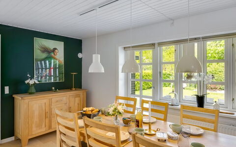 Seved - 440M from the Sea: Appartement, Ombre, Balcon, Chaise, Clôture, Mobilier De Jardin, Aluminium, Gazon Artificiel
