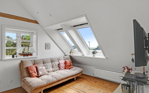 Seved - 440M from the Sea: Appartement, Ombre, Balcon, Chaise, Clôture, Mobilier De Jardin, Aluminium, Gazon Artificiel