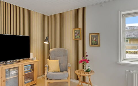 Seved - 440M from the Sea: Appartement, Ombre, Balcon, Chaise, Clôture, Mobilier De Jardin, Aluminium, Gazon Artificiel