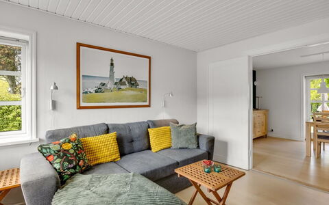 Seved - 440M from the Sea: Appartement, Ombre, Balcon, Chaise, Clôture, Mobilier De Jardin, Aluminium, Gazon Artificiel