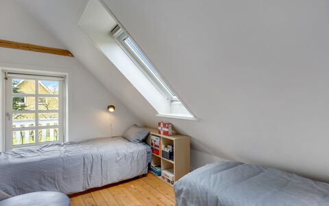 Seved - 440M from the Sea: Appartement, Ombre, Balcon, Chaise, Clôture, Mobilier De Jardin, Aluminium, Gazon Artificiel