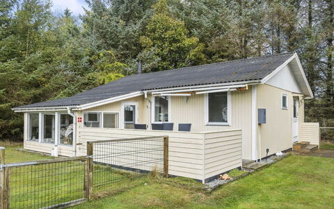 Ansfried - 900M from the Sea: Maison, Toit, Domicile, Chalet, Siding, Biens, Cour, Batiments Jardin, Allée