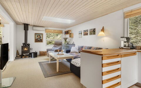 Ansfried - 900M from the Sea: Meubles, Design Intérieur, Sol, Sol, Canapé, Bois, Plafond, Pièce, Salon, Parquet