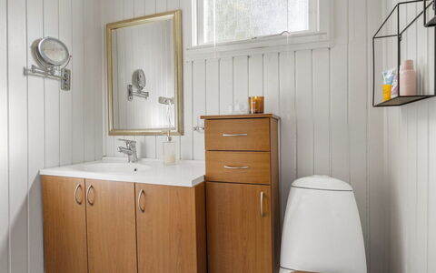 Ansfried - 900M from the Sea: Luminaire Plomberie, Évier, Design Intérieur, Sol, Armoire De Toilette, Lavabo, Cabinetry, Robinet, Sol, Salle De Bains