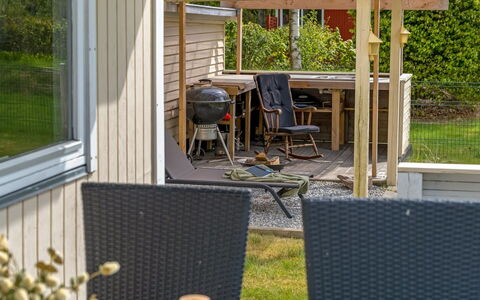 Ansfried - 900M from the Sea: Bois, Meubles, Mobilier De Jardin, Porche, Chaise, Jardin, Plate-Forme, Tache De Bois, Ombre, Structure En Plein Air