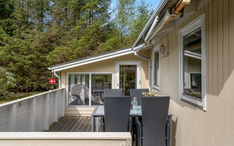 Ansfried - 900M from the Sea: Bois, Domicile, Maison, Porte, Chalet, Siding, Porche, Plate-Forme, Dur, Tache De Bois