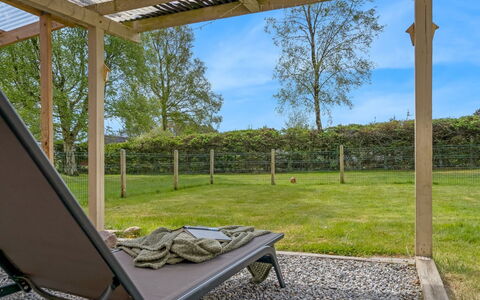 Ansfried - 900M from the Sea: Bois, Lot Terre, Mobilier De Jardin, Ombre, Jardin, Dur, Planche, Tache De Bois, Structure En Plein Air, Aménagement Paysager