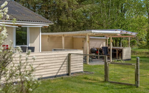 Ansfried - 900M from the Sea: Toit, Domicile, Jardin, Chalet, Arrière-Cour, Batiments Jardin, Siding, Cour, Ombre, Structure En Plein Air