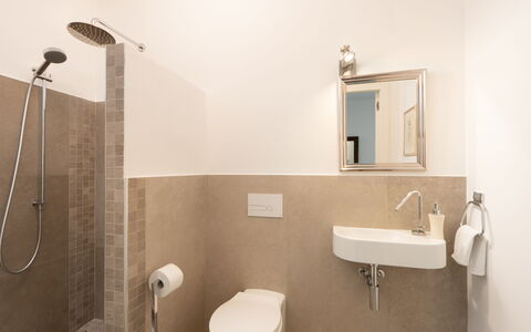 Villa Ombrone: Salle De Bains, Luminaire Plomberie, Mur, Sol, Toilette, Lavabo, Sol, Siège De Toilette, Design Intérieur, Évier