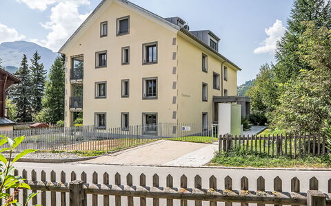 Chesa Chalcherin 3: Bâtiment, Fenêtre, Domicile, Maison, Zone Résidentielle, Architecture, Chalet, Biens, Clôture, Siding