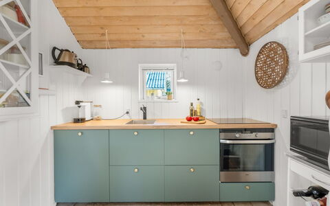Holmsten - 250M to the Fjord: Cuisine, Bois, Sol, Design Intérieur, Comptoir, Cabinetry, Plafond, Appareil De Cuisine, Meubles, Principaux Appliance