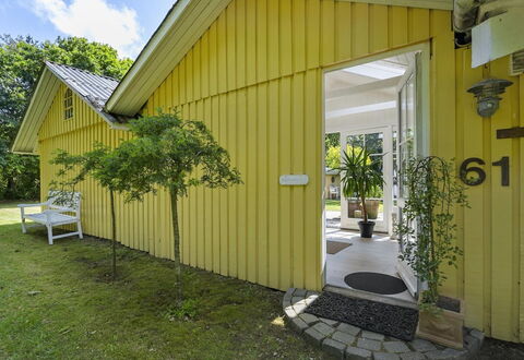 Holmsten - 250M to the Fjord: Vert, Jaune, Arbuste, Siding, Domicile, Chalet, Porte, Jardin, Couverture De Sol, Ombre