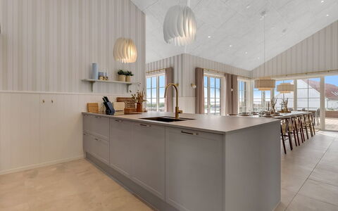 Delan - 650M from the Sea: Sol, Design Intérieur, Bois, Plafond, Cuisine, Sol, Luminaire, Comptoir, Cabinetry, Meubles