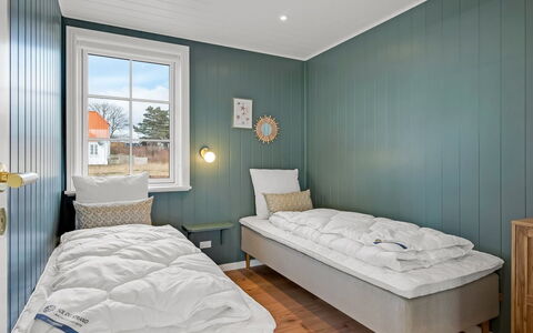 Delan - 650M from the Sea: Chambre, Bois, Sol, Sol, Design Intérieur, Lit, Drap De Lit, Literie, Plafond, Cadre De Lit