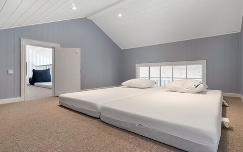Delan - 650M from the Sea: Sol, Sol, Chambre, Design Intérieur, Plafond, Lit, Literie, Drap De Lit, Éclairage, Pièce