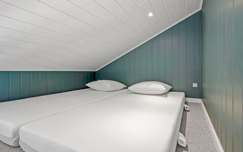 Delan - 650M from the Sea: Plafond, Sol, Sol, Design Intérieur, Chambre, Lit, Literie, Matelas, Linge, Cadre De Lit