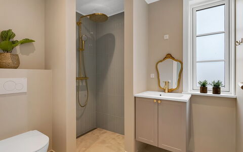 Delan - 650M from the Sea: Mur, Sol, Luminaire Plomberie, Design Intérieur, Sol, Salle De Bains, Plomberie, Toilette, Armoire De Toilette, Porte