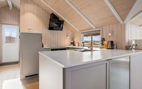 Caranus - 120M from the Sea: Bois, Plafond, Cuisine, Design Intérieur, Sol, Comptoir, Domicile, Appareil De Cuisine, Luminaire Plomberie, Principaux Appliance