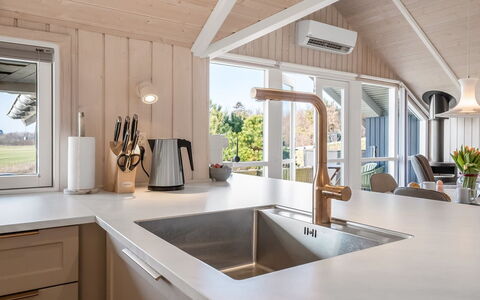 Caranus - 120M from the Sea: Sol, Design Intérieur, Bois, Comptoir, Cuisine, Luminaire Plomberie, Plafond, Sol, Luminaire, Robinet