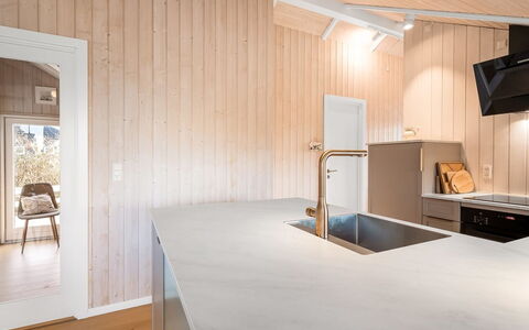 Caranus - 120M from the Sea: Sol, Bois, Sol, Design Intérieur, Parquet, Plafond, Comptoir, Dur, Planche, Cuisine