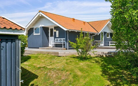 Caranus - 120M from the Sea: Domicile, Chalet, Toit, Maison, Siding, Ombre, Biens, Porche, Dur, Planche