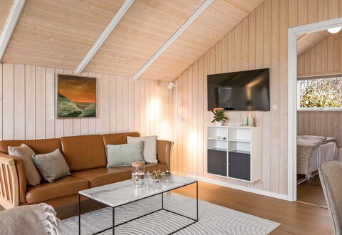 Caranus - 120M from the Sea: Bois, Design Intérieur, Sol, Sol, Meubles, Plafond, Pièce, Parquet, Domicile, Salon