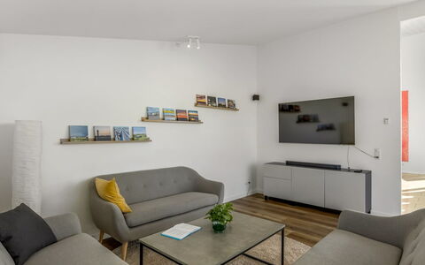 Emelita - 1.4Km from the Sea: Meubles, Bois, Design Intérieur, Sol, Sol, Chaise, Pièce, Plafond, Salon, Appartement