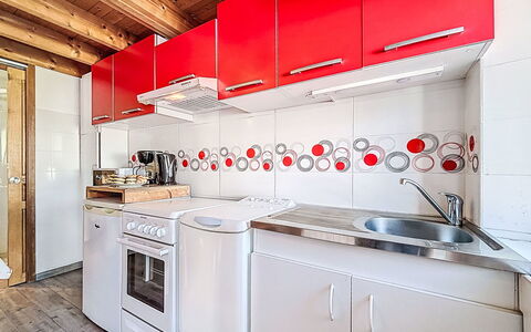 Maison de Pêcheur: Rouge, Sol, Design Intérieur, Sol, Cuisine, Principaux Appliance, Pièce, Plafond, Appareil De Cuisine, Domicile
