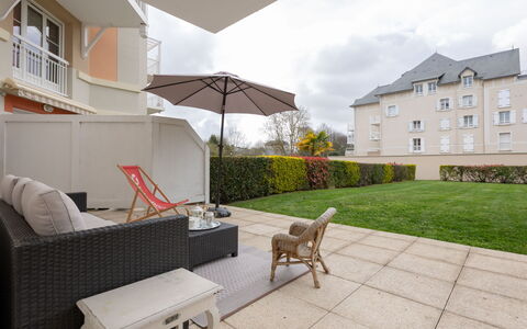 Les Orchidées: Zone Résidentielle, Domicile, Jardin, Appartement, Biens, Aménagement Paysager, Cour, Pelouse, Cour, Balcon