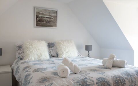 Ben Edra Croft: Lit, Chambre, Literie, Meubles, Drap De Lit, Design Intérieur, Bois, Linge, Plafond, Textile