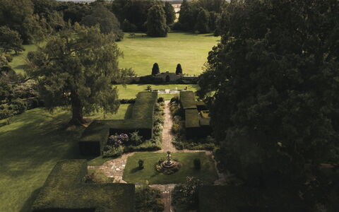 Innes House: Arbuste, Paysage, Jardin, Pelouse, Parc, Aménagement Paysager, Haie, Plantation, Loisir, Jardin Botanique