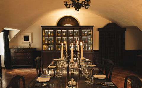 Innes House: Meubles, Design Intérieur, Table, Luminaire, Plafond, Éclairage, Chaise, Sol, Table Cuisine Et Salle A Manger, Salle À Manger