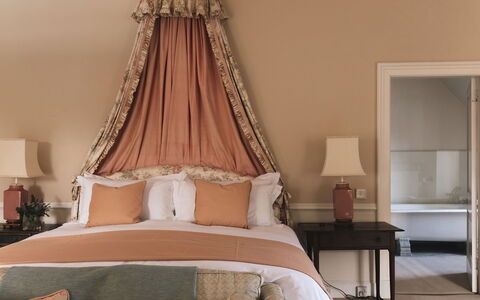 Innes House: Meubles, Lit, Design Intérieur, Chambre, Literie, Drap De Lit, Bois, Linge, Pièce, Éclairage