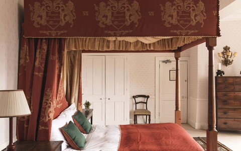 Innes House: Meubles, Design Intérieur, Chambre, Bois, Sol, Lit, Sol, Plafond, Éclairage, Pièce