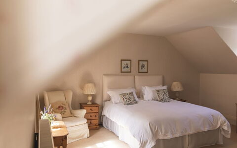 Innes House: Meubles, Lit, Design Intérieur, Chambre, Literie, Mur, Drap De Lit, Plafond, Bois, Pièce