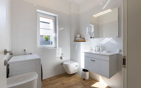 Olivia: Salle De Bains, Luminaire Plomberie, Design Intérieur, Sol, Sol, Mur, Évier, Toilette, Lavabo, Robinet
