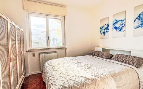 Sirio Vista Blu Apartment: Lit, Literie, Design Intérieur, Chambre, Meubles, Drap De Lit, Mur, Sol, Sol, Pièce