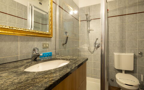 Leonard Lake: Lavabo, Salle De Bains, Luminaire Plomberie, Évier, Mur, Design Intérieur, Sol, Robinet, Miroir, Sol