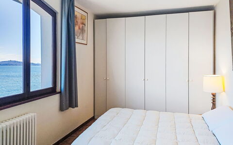 Leonard Lake: Chambre, Lit, Meubles, Drap De Lit, Design Intérieur, Literie, Pièce, Sol, Linge, Cadre De Lit