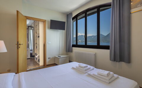 Leonard Lake: Chambre, Lit, Literie, Cadre De Lit, Drap De Lit, Hôtel, Matelas, Linge, Lampe, Balcon