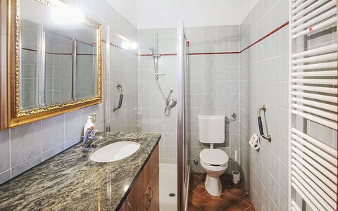 Leonard Lake: Luminaire Plomberie, Salle De Bains, Lavabo, Évier, Sol, Design Intérieur, Sol, Robinet, Plomberie, Toilette