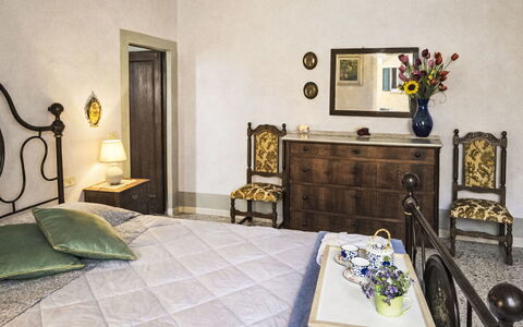 Casa Beppina Cortona: Meubles, Chambre, Design Intérieur, Lit, Sol, Sol, Pièce, Cadre, Drap De Lit, La Table De Nuit