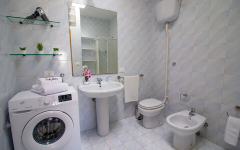 Anisia'S Home Otranto: Luminaire Plomberie, Sol, Salle De Bains, Sol, Toilette, Design Intérieur, Siège De Toilette, Lavabo, Évier, Plomberie