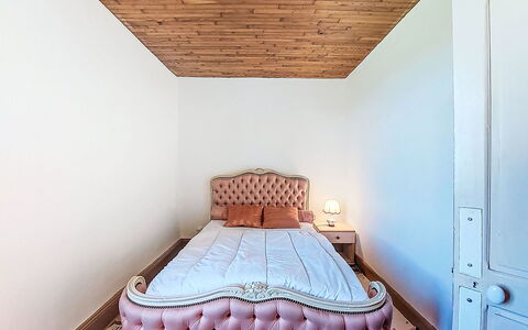 Maison de la Chapelle: Chambre, Design Intérieur, Mur, Bois, Lit, Sol, Sol, Plafond, Drap De Lit, Literie