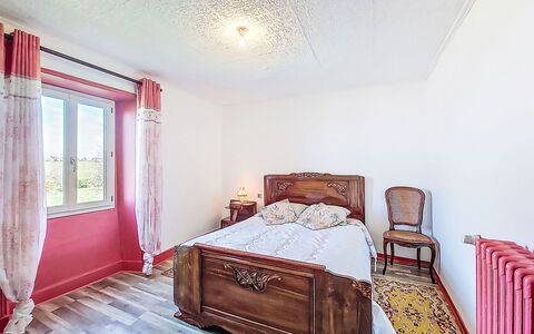 Maison de la Chapelle: Lit, Meubles, Design Intérieur, Chambre, Bois, Sol, Plafond, Drap De Lit, Sol, Pièce