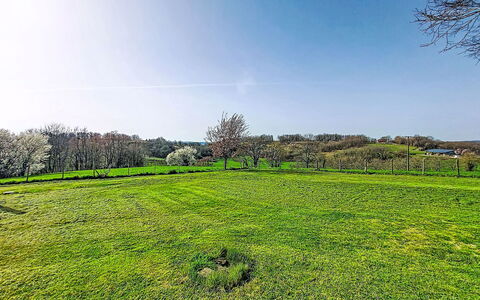 Maison de la Chapelle: Ciel, Bleu, Vert, Jour, Herbe, Arbre, Environnement Naturel, Prairie, Paysage Naturel, Plaine