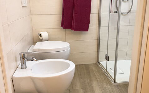 Studio Piccolo al Verticale - Levanto: Siège De Toilette, Salle De Bains, Toilette, Luminaire Plomberie, Sol, Sol, Évier, Plomberie, Design Intérieur, Robinet