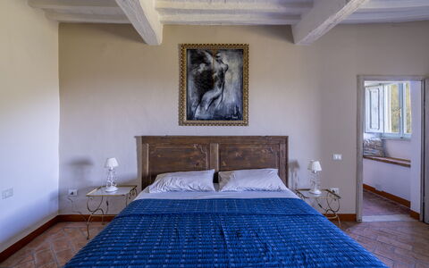 House in Sassa, Historic Tuscany Village, View: Lit, Meubles, Literie, Chambre, Drap De Lit, Design Intérieur, Sol, Sol, Bois, Pièce
